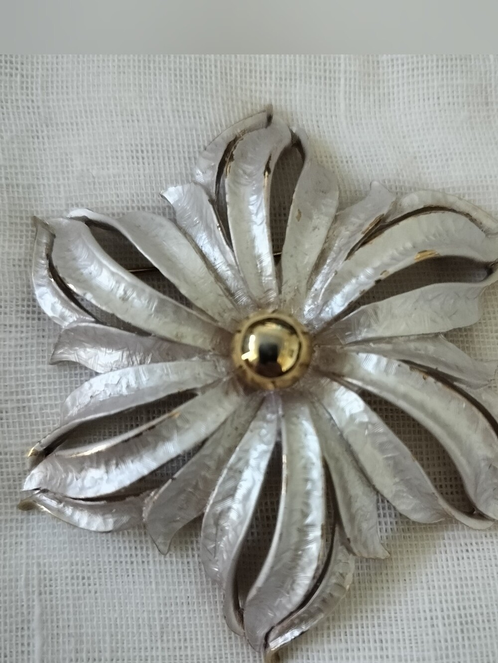 Vintage Celebrity NY White Enamel Flower Brooch Gold Tone Starburst Pin 1960s
